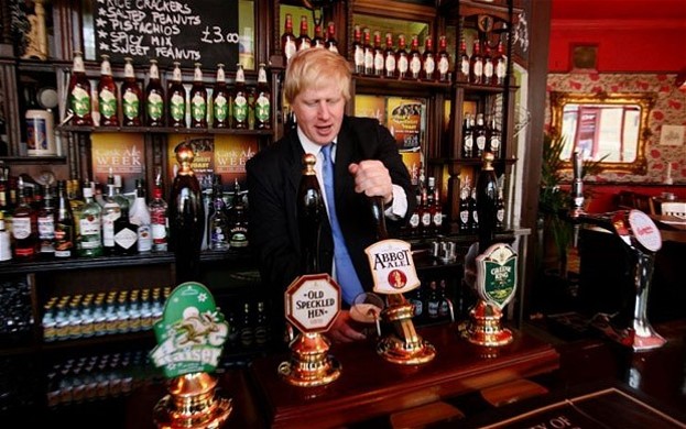 Boris Johnson en train de servir une pint de bière sans se prendre très au sérieux.